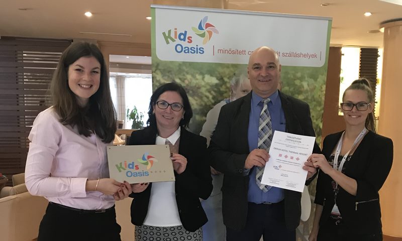 A KidsOasis minősített családbarát szálláshelyek legújabb tagja a harkányi Dráva Hotel Thermal Resort. A KidsOasis minősített családbarát szálláshelyek legújabb tagja a harkányi Dráva Hotel Thermal Resort.
